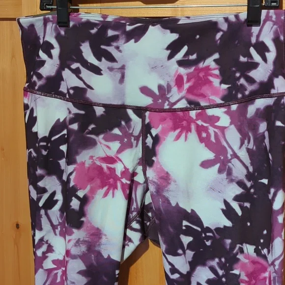 Old Navy Active NEW Go-Dry Fitted Leggings 29" Full Length Purple Floral Sz XL - Picture 2 of 4
